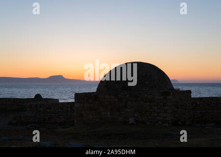 Rethymno, Kreta, Griechenland. Silhouette der Moschee von Sultan Ibrahim Han innerhalb der Fortezza, Sonnenuntergang. Stockfoto