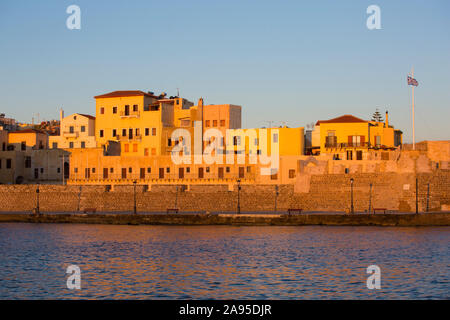 Chania, Kreta, Griechenland. Blick über den venezianischen Hafen auf die Festung Firkas, Sonnenaufgang. Stockfoto