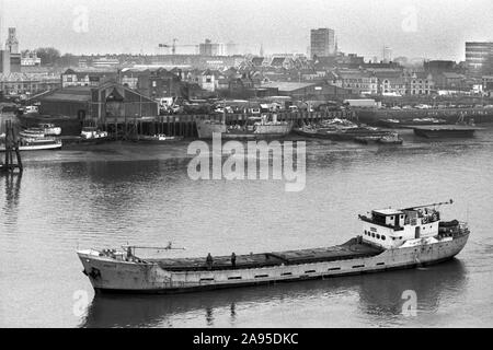 London Docklands Development Blick über die Themse zu Wapping East London 1980 s UK. St George im Osten der Kirche (links oben im Bild) Cargo boot 1987 England. HOMER SYKES Stockfoto