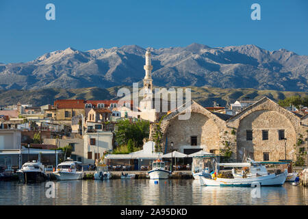 Chania, Kreta, Griechenland. Blick über den Alten Hafen auf die hohen Gipfel der Lefka Ori, am frühen Morgen. Stockfoto