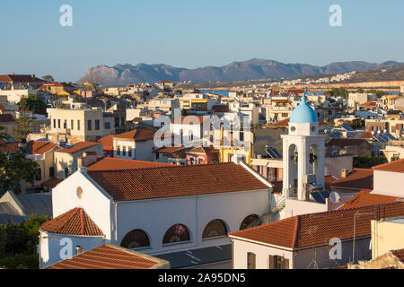 Chania, Kreta, Griechenland. Blick über die Dächer der Altstadt von der Siavo Bastion, Glockenturm der katholischen Kathedrale prominent. Stockfoto