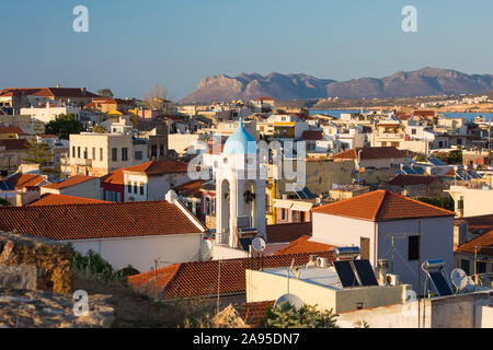 Chania, Kreta, Griechenland. Blick über die Dächer der Altstadt von der Siavo Bastion, Glockenturm der katholischen Kathedrale prominent. Stockfoto