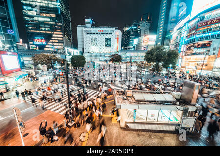 Tokio, Japan - Nov 3, 2019: Voll Menschen zu Fuß, Auto Verkehr auf Shibuya jagt Überfahrt in der Nacht. Tokio Sehenswürdigkeiten touristische Attraktion Konzept Stockfoto