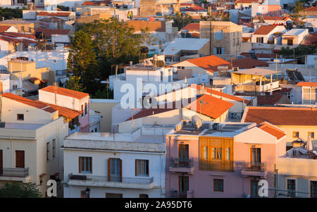 Rethymno, Kreta, Griechenland. Blick über die Dächer der Stadt von der Fortezza, Sonnenuntergang. Stockfoto