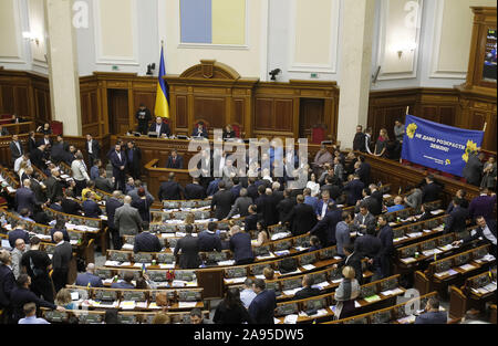 Kiew, Ukraine. 13 Nov, 2019. Gesetzgeber Block die Tribüne protestieren gegen Rechnung über das Land, die während einer Sitzung des ukrainischen Parlaments in Kiew, Ukraine, am 13. November 2019. September das Ministerkabinett der Ukraine genehmigt und für den ukrainischen Parlament berücksichtigen eine Rechnung über Land Markt in der Ukraine eingereicht. Credit: Serg Glovny/ZUMA Draht/Alamy leben Nachrichten Stockfoto