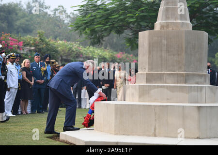 Der Prinz von Wales legt einen Kranz während ein Service der Erinnerung in Delhi War Cemetery, New Delhi, am ersten Tag der königlichen Besuch in Indien. Stockfoto