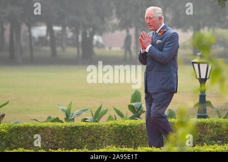 Der Prinz von Wales besucht einen Service der Erinnerung und der kranzniederlegung in Delhi War Cemetery, New Delhi, am ersten Tag der königlichen Besuch in Indien. Stockfoto