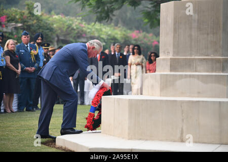 Der Prinz von Wales legt einen Kranz während ein Service der Erinnerung in Delhi War Cemetery, New Delhi, am ersten Tag der königlichen Besuch in Indien. Stockfoto