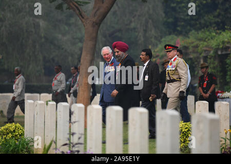 Der Prinz von Wales besucht einen Service der Erinnerung und der kranzniederlegung in Delhi War Cemetery, New Delhi, am ersten Tag der königlichen Besuch in Indien. Stockfoto