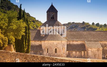 Die Abbaye Notre-Dame de Senanque romanischen Zisterzienserabtei, in der Nähe von Gordes, Provence, Frankreich Stockfoto