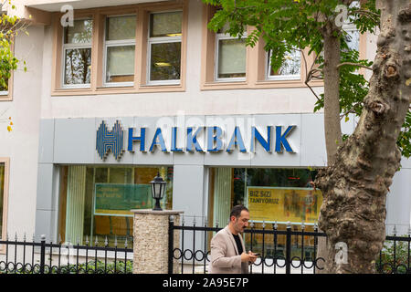 Istanbul, Türkei - November -10.2019: Halkbank ist eine staatliche Bank. Foto der Außenansicht des Ministers in Levent befindet. Zwischen den Bäumen. Stockfoto