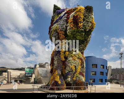 Welpen. Ein 43-Fuß, mit Blumen geschmückt, West Highland Terrier von Jeff Koons bewachen das Guggenheim, seit sie 1997 eröffnet. Baskenland, Bilbao, Spanien Stockfoto