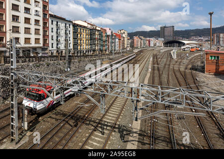 Zug, Bilbao-Abando Bahnhof, auch als Estación del Norte (Nord), Bilbao, Baskenland, Spanien. Stockfoto