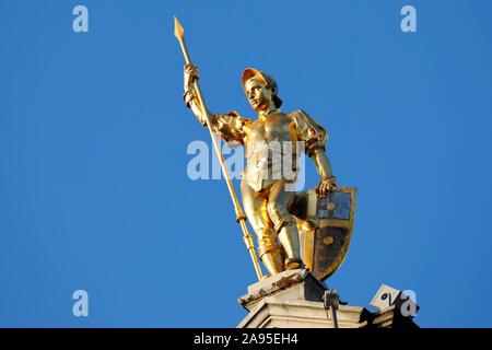 Golden Abbildung mit Lanze am Giebel eines Guild House, Grote Markt, Altstadt von Antwerpen, Flandern, Belgien Stockfoto