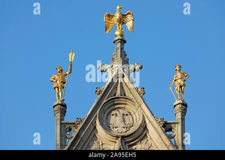 Goldene Figuren mit Eagle Abbildung am Giebel eines Guild House, Grote Markt, Altstadt von Antwerpen, Flandern, Belgien Stockfoto