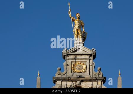 Golden Abbildung mit Lanze am Giebel eines Guild House, Grote Markt, Altstadt von Antwerpen, Flandern, Belgien Stockfoto