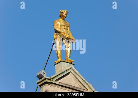 Golden Abbildung auf dem Giebel eines Guild House, Grote Markt, Altstadt von Antwerpen, Flandern, Belgien Stockfoto