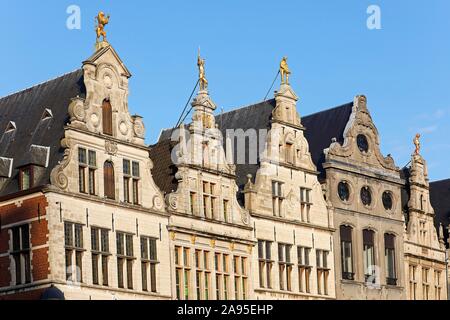 Historischen Zunfthäusern, Fassaden mit goldenen Figuren auf dem Giebel, Grote Markt, Altstadt, Antwerpen, Flandern, Belgien Stockfoto
