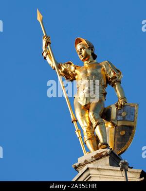 Golden Abbildung mit Lanze am Giebel eines Guild House, Grote Markt, Altstadt von Antwerpen, Flandern, Belgien Stockfoto