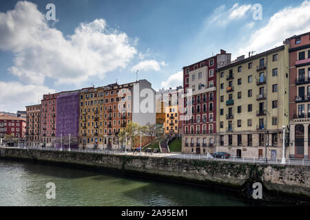 Bunte Häuser und Apartments am Ufer des Fluss Nervion. Altstadt (Casco Viejo), Bilbao, Spanien. Stockfoto