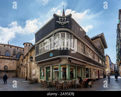 Altstadt von Bilbao, mit Tapas Restaurant im Vordergrund und dem Dom im Hintergrund. Bilbao, Spanien Stockfoto