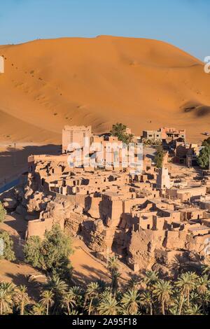 Blick über die Oase von taghit mit Sanddünen, westlichen Algerien, Algerien Stockfoto