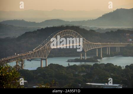 Puente de las Americas, Brücke von Nord-, Mittel- und Südamerika, bogenförmige Brücke über den Panamakanal, Panama City, Panama Stockfoto