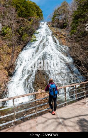 Frau vor Yudaki Wasserfall, Fluss Yu, Nikko National Park, Nikko, Präfektur Tochigi, Japan Stockfoto