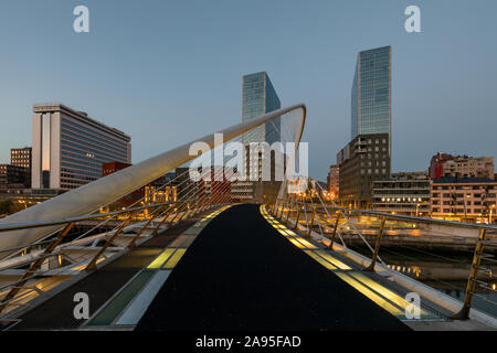 Dämmerung am Zubizuri Bridge von Santiago Calatrava auf den Fluss Nervion in Bilbao, Spanien entworfen, mit der isozaki Atea twin towers Stockfoto