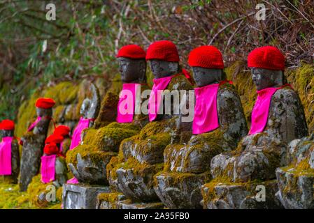 Jizo Statuen mit roten Kappen, schützenden Gottheiten für verstorbene Kinder, Kanmangafuchi Abgrund, Nikko, Japan Stockfoto