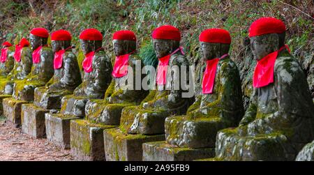 Jizo Statuen mit roten Kappen, schützenden Gottheiten für verstorbene Kinder, Kanmangafuchi Abgrund, Nikko, Japan Stockfoto