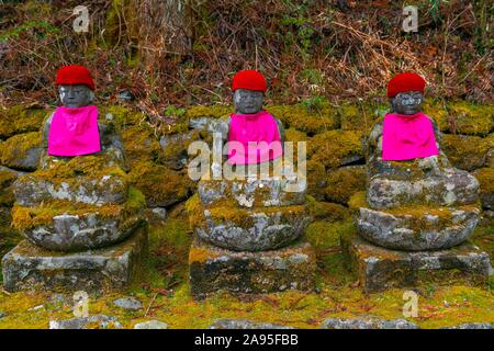 Jizo Statuen mit roten Kappen, schützenden Gottheiten für verstorbene Kinder, Kanmangafuchi Abgrund, Nikko, Japan Stockfoto