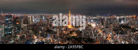 Blick von der Roppongi Hills, Blick auf die Stadt von Tokio bei Nacht, Wolkenkratzer, Tokyo Tower, Tokyo, Japan Stockfoto