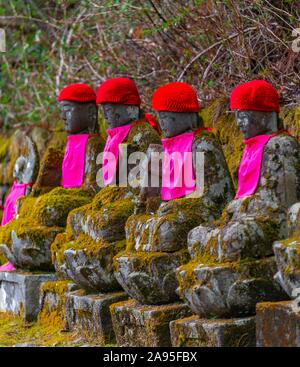 Jizo Statuen mit roten Kappen, schützenden Gottheiten für verstorbene Kinder, Kanmangafuchi Abgrund, Nikko, Japan Stockfoto