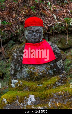 Jizo Statuen mit roten Kappen, schützenden Gottheiten für verstorbene Kinder, Kanmangafuchi Abgrund, Nikko, Japan Stockfoto