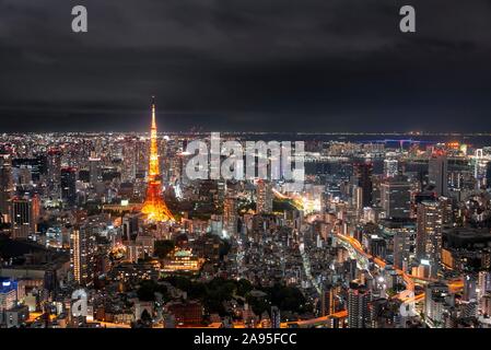 Blick von der Roppongi Hills, Blick auf die Stadt von Tokio bei Nacht, Wolkenkratzer, Tokyo Tower, Tokyo, Japan Stockfoto