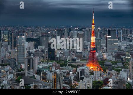 Blick von der Roppongi Hills, Blick auf die Stadt von Tokio bei Nacht, Wolkenkratzer, Tokyo Tower, Tokyo, Japan Stockfoto