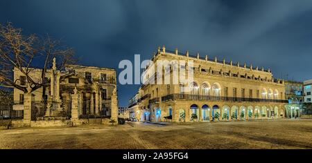 Plaza de Armas mit Hotel Santa Isabel in der Nacht, Havanna, Kuba Stockfoto