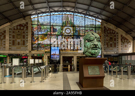 Skulptur und bunten Glasfenster, Bilbao-Abando Bahnhof, Baskenland, Bilbao, Spanien Stockfoto