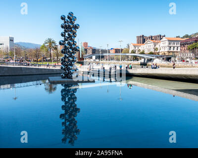 Skulptur 80 Kugeln aus Edelstahl von Anish Kapoor, Guggenheim Museum Bilbao, Nervión Flusses, Bilbao, Provinz Vizcaya, Baskenland, Spanien Stockfoto