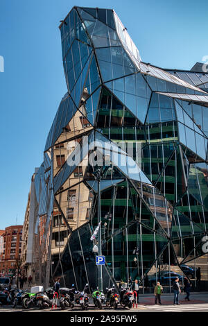 Die neue Zentrale der Baskischen Gesundheit Abteilung in Bilbao ist eine brillante Block aus Stahl und Glas, entworfen vom Architekten Juan Coll - Barreu. Stockfoto