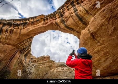 Touristische Fotos rock Arch, Sipapu Bridge, Natural Bridges National Monument, Utah, USA Stockfoto