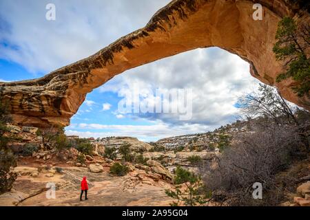 Touristische unter rock Arch, Owachomo Bridge, Natural Bridges National Monument, Utah, USA Stockfoto