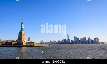 Freiheitsstatue vor der Skyline von Manhattan, Statue of Liberty National Monument, Liberty Island, New York City, New York State, USA Stockfoto