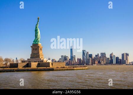 Freiheitsstatue vor der Skyline von Manhattan, Statue of Liberty National Monument, Liberty Island, New York City, New York State, USA Stockfoto