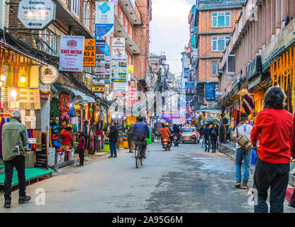 Eine typische, bunte Straßenszene in Thamel in Kathmandu, Nepal, einem beliebten Touristen Gegend mit endlosen Souvenirläden und Gänge. Stockfoto