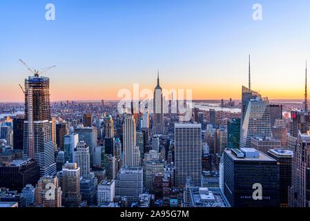 Blick auf Midtown und Downtown Manhattan und Empire State Building von der Spitze des Felsens Observation Center bei Sonnenuntergang, das Rockefeller Center, die Manhattan Stockfoto