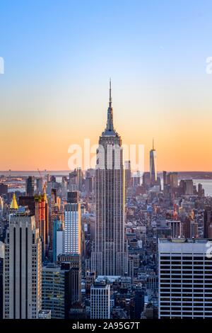 Blick auf Midtown und Downtown Manhattan und Empire State Building von der Spitze des Felsens Observation Center bei Sonnenuntergang, das Rockefeller Center, die Manhattan Stockfoto