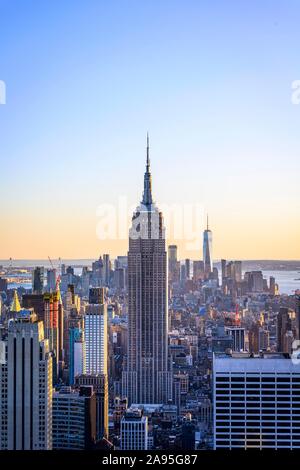 Blick auf Midtown und Downtown Manhattan und Empire State Building von der Spitze des Felsens Observation Center bei Sonnenuntergang, das Rockefeller Center, die Manhattan Stockfoto