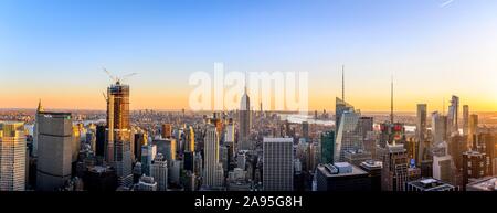 Blick auf Midtown und Downtown Manhattan und Empire State Building von der Spitze des Felsens Observation Center bei Sonnenuntergang, das Rockefeller Center, die Manhattan Stockfoto